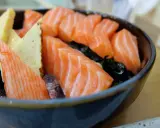 En skål med gravad lax, krabbpinnar och ägg. En perfekt måltid för den som är gravid och längtar efter något gott.