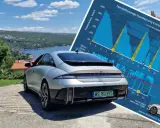 Srebrny Hyundai Ioniq 6 na tle malowniczego wybrzeża i wykresu testu zasięgu.