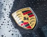 Złote logo Lamborghini z bykiem na czerwonym tle. Jedno z najbardziej znanych marek sportowych logo.