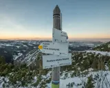 Zimowy szlak w Tatrach. Znak informuje o przełęczy między Kopami (1499 m n.p.m.) i kieruje do Kuźnic przez Dolinę Jaworzynki.