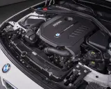 Silnik BMW TwinPower Turbo, gotowy do przeglądu gwarancyjnego samochodu.