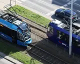 Dwa tramwaje MPK Wrocław na torach. Jeden niebieski, drugi granatowy. Może to właśnie dzięki nim emeryci mają darmowe przejazdy MPK?