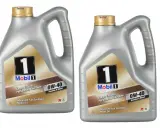Dwie butelki oleju silnikowego Mobil 1 0W-40. Wybór między 0w40 czy 5w40 często zależy od zaleceń producenta.