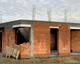 Construcción de casa con termoarcilla, mostrando sus desventajas como la necesidad de aislamiento adicional y la fragilidad de los bloques.