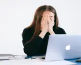 Donna disperata davanti al PC, vittima di un reato revenge porn.