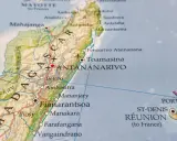Mapa pokazuje, gdzie leży Madagaskar, z zaznaczonymi miastami jak Antananarywa i Toamasina, oraz wyspą Reunion.