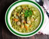 Herzhaftes Erbsensuppe Rezept mit Würstchen, Kartoffeln und Karotten, garniert mit Petersilie. Ein Klassiker für kalte Tage.