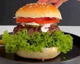 Odgrzewany burger z piekarnika: Soczysty kotlet, chrupiąca bułka