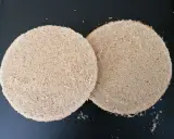 Deux disques de pain de Gênes, prêts pour une recette d'entremet.