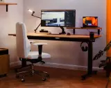 Ett modernt hemmakontor med ett höj- och sänkbart skrivbord i trä. Perfekt för dig som vill bygga eget skrivbord och skapa en inspirerande arbetsplats.