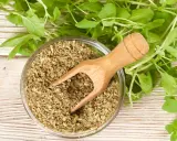 Suszone oregano w misce i świeże gałązki. Idealne do pizzy, sosów pomidorowych i dań kuchni śródziemnomorskiej. Oregano do jakich potraw? Do wszystkiego co pyszne!