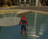 Spiderman 2, w swoim zniszczonym kostiumie, stoi przy fontannie, gotowy do akcji.