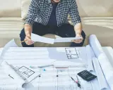 Arquitecto revisa planos de casa con el objetivo de obtener un certificado Passivhaus.