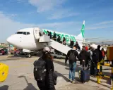 Pasażerowie wsiadają do samolotu Ryanair, gotowi na podróż z Wrocławia do Paryża.