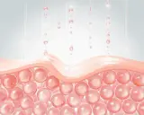 Gouttes rosées tombent sur une couche de peau, stimulant le renouvellement cellulaire.