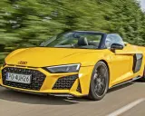 Żółty kabriolet Audi R8 pędzi po drodze. Sprawdź aktualną audi r8 cenę i poczuj moc!