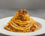 Porcja tagliatelle z bogatym sosem mięsnym, klasyczne spaghetti bolognese w nowej odsłonie.