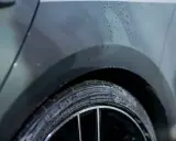 Krople wody na lakierze samochodu i piana na oponie. Szukasz sposobu, czym odtłuścić lakier domowe sposoby?
