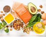 Saumon, avocat, noix, amandes, œufs, brocolis, épinards, graines de lin et huile d'olive, sources d'acides gras oméga 9.