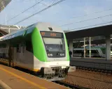 Pociąg RE9 do Ustki czeka na peronie. Idealny środek transportu, gdzie pociągiem nad morze.