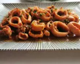 Calamares a la riojana, un plato tradicional español con aros de calamar cocinados en una sabrosa salsa de tomate y pimientos.