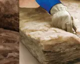 Mani guantate tagliano materiale isolante, dimostrando la legge della massa acustica per un ambiente silenzioso.