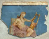 Apollon, griechischer Gott des Lichts, sitzt mit einer Lyra auf blauem Grund.