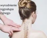 Domowe sposoby na zwyrodnienie kręgosłupa szyjnego: delikatny masaż karku i ćwiczenia rozluźniające.