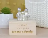 Srebrna figurka rodziny na drewnianym pudełku z napisem "23 YEARS TOGETHER We are a family". Idealny prezent na 23 rocznicę ślubu.