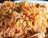 Makaron z kiełkami fasoli mung i chili. Czy makaron tuczy? Zależy od dodatków i sposobu przygotowania.
