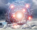 Zodiakalny krąg z konstelacjami i symbolami, w tym Saturn w Rybach, na tle burzowego nieba.
