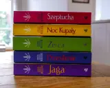 Pięć kolorowych książek Katarzyny Bereniki Miszczuk ułożonych jedna na drugiej. Na okładkach widnieje symbol kwiatu paproci.