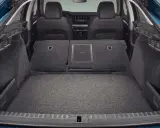 Maletero Skoda Octavia vacío y listo para cargar. Amplio espacio para equipaje, con asientos traseros abatibles para mayor versatilidad.
