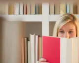 Blondynka z książką w rękach, ukryta za nią, jakby przekraczała granicę zofia nałkowska.