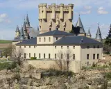 Castillo de Segovia, ideal para una aventura de segovia con niños. Torres cónicas y un palacio histórico.
