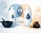 Wybór między oksydantem 3 a 6. Dwa produkty do koloryzacji włosów, próbki blond i brązowych pasm, miseczka z pędzelkiem.