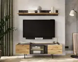 Nowoczesna ściana za telewizorem z półką, dekoracjami i szafką RTV.