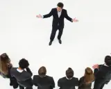 Un líder inspira a su equipo. Un grupo de personas en círculo escuchan atentamente a un hombre que demuestra master liderazgo y gestión de equipos.