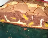 Błyskawiczne i super łatwe ciasto z owocami, z marmurkowym ciastem czekoladowo-waniliowym i kawałkami brzoskwini.