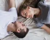 Para zbliża się do siebie, patrząc sobie w oczy. Czy to początek nowego rozdziału, czy może próba naprawy po zdradzie?