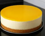 Un délicieux dessert sans cuisson, un cheesecake crémeux à la base biscuitée et nappé d'un coulis jaune vif.
