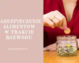 Dłoń wrzuca monetę do słoika z pieniędzmi, symbolizując wniosek o zabezpieczenie alimentów w trakcie rozwodu.
