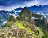 Ruinas incas de Machu Picchu, un sitio arqueológico en los Andes peruanos, que narra la historia de una civilización perdida.