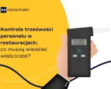 Kontrola trzeźwości personelu w restauracjach: co muszą wiedzieć właściciele? Alkomat w dłoni.