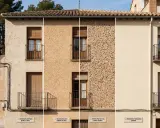 Fachadas de casas con monocapa: raspada, gota, piedra proyectada y fratasada. Muestran diferentes texturas y acabados.
