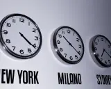 Trzy zegary pokazują różne czasy: Nowy Jork, Mediolan i Sydney. Majorka strefa czasowa jest widoczna na jednym z nich.