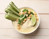 Krämig hummus med kikärtor, persilja, gurkstavar och lime. Ett enkelt hummus recept för en god dipp.