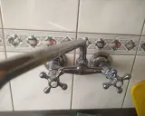 Chromowana bateria dwuuchwytowa z ozdobnymi kafelkami. Wymiana głowicy w baterii dwuuchwytowej to prosty sposób na naprawę cieknącego kranu.