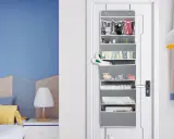 Grauer **Pocket Schrank** an der Tür mit vielen Fächern, gefüllt mit Kosmetik, Spielzeug und Windeln.