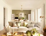 Ideas pintar salón en dos colores: pared verde texturizada y paredes blancas luminosas. Sofá beige, mesa de centro rústica, plantas y arte.